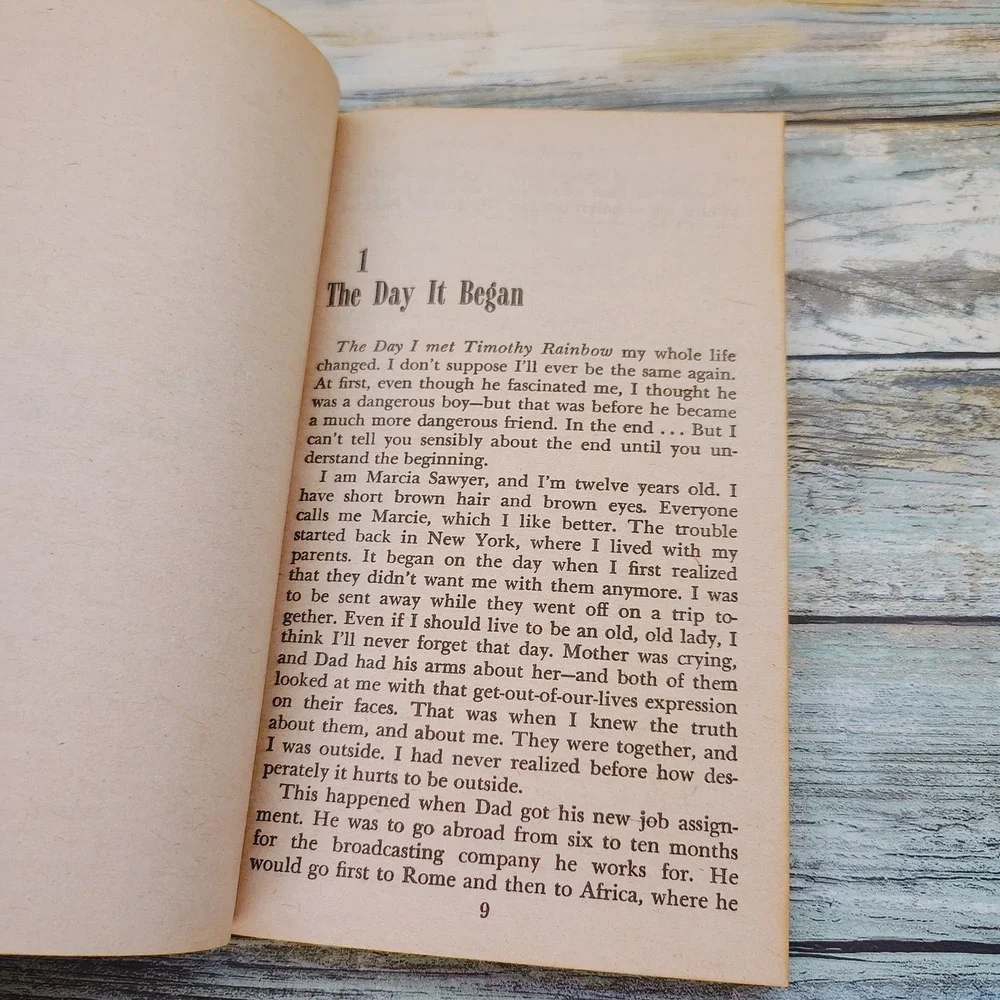 Secret of the Missing Footprint‎ by Phyllis Whitney Signet Vtg YA PB 1974 1st Ed